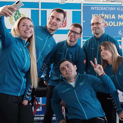 Obraz przedstawiający uśmiechniętych zawodników IKS-AWF w klubowych niebieskich dresach pozujących do wspólnego zdjęcia typu selfie Obraz przedstawiający uśmiechniętych zawodników IKS-AWF w klubowych niebieskich dresach pozujących do wspólnego zdjęcia typu selfie