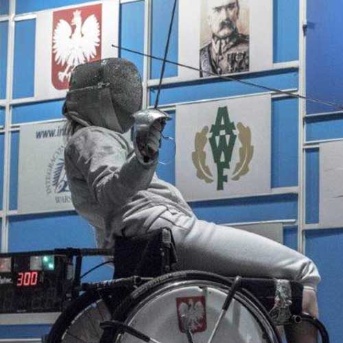 Obraz przedstawiający zawodniczkę w trakcie pojedynku paraszermierczego na szable Obraz przedstawiający zawodniczkę w trakcie pojedynku paraszermierczego na szable